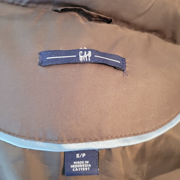 Gap womans down puffer vest. Size small. - Picture 3 of 5